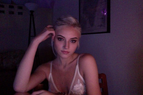5yydney:  did my makeup and posed in a bra, what else is there to do on a tuesday night(someone buy me purple-y eyeshadow please.  it looks awesome with my eyes but mixing 15 different eye shadows to get purple is not something i want to do on a daily