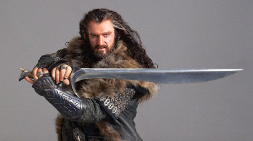 clarisalaufeyson:Orcrist, ”la hendedora de trasgos” la espada de Thorin Escudo de Roble:Forjada por 