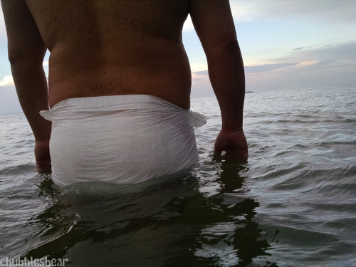 chubblesbear: Diapered at the beach with Kobipup, lilsnugs &amp; toga2000 at sunset &lt;3