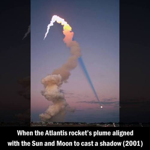 sixpenceee:This photogenic coincidence happened in early 2001 when the space shuttle’s plume w