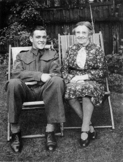 oskarlevant: WWII lieutenant James Doohan with his grandmother. If that name sounds familiar to you,