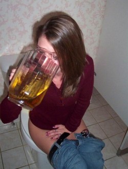 drunkgirlsblog:  Multitasking … http://bit.ly/1NPuFKl