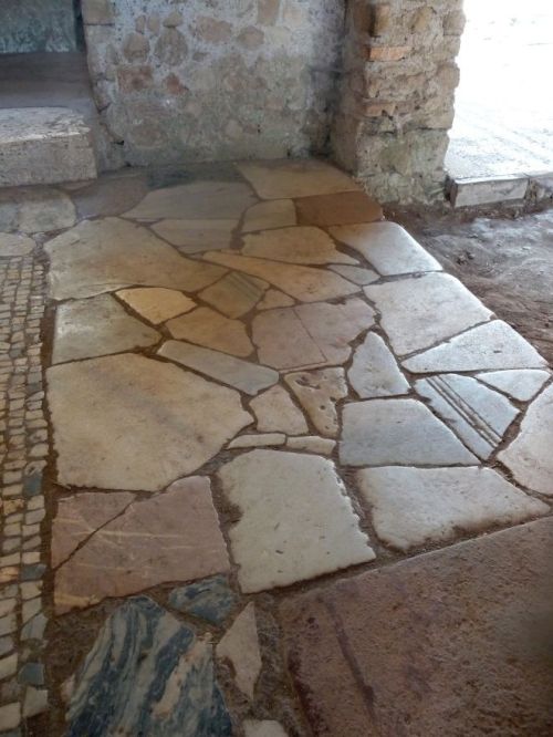 ancientromebuildings:Ancient Tavola Calda at Ostia AnticaIt’s kind of cool to think that some 1700-1