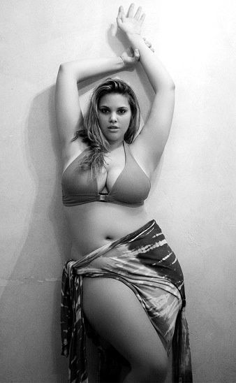ilovebeingcurvy:  This shot is fantastic, and she is amazingly sexy