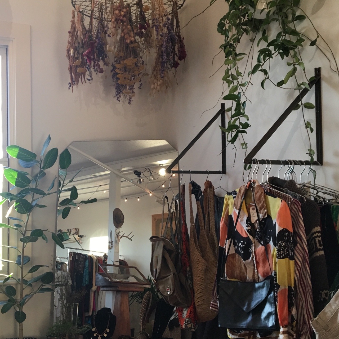 glowpathy:  went into an adorable vintage thrift shop today   ig - qaige