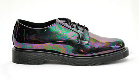 des-ess:  oil slick doc martens (fucking need this)