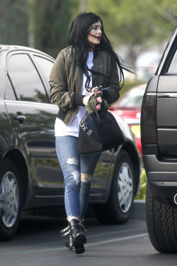 jenner-news:  10.15.14: Kylie out in Calabasas