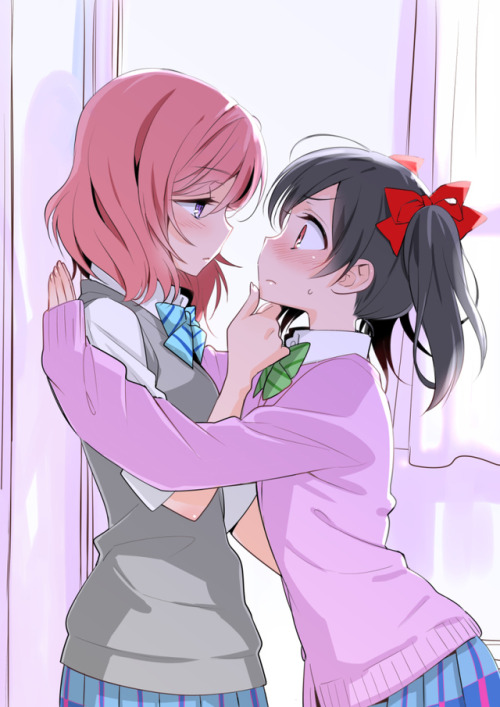 wholesomeyuri:✧･ﾟ: *✧ Nico *trying* to Kabedon ✧ *:･ﾟ✧♡ Characters ♡ : Maki Nishikino ♥ Nico Yazawa♢