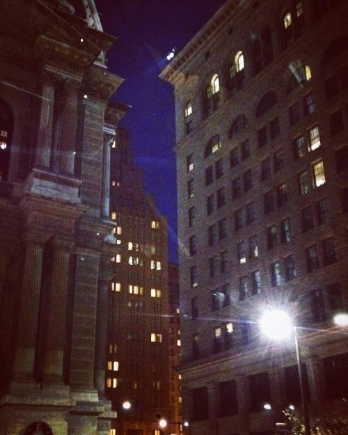 #kindawilliampennwednesday #igers_philly #citylights #dusk #cityhall #whyilovephilly by tedy913 http