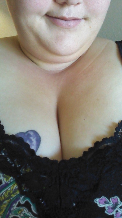 fortheloveofmyjasu:  Daily dose of cleavage ;)