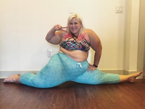 planetofthickbeautifulwomen2:Shouts out to Plus Fashion Blogger Glitter and Lazers for showing that 