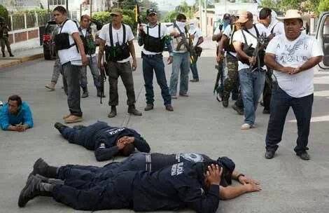 fuckyeahmexico:  blog-mons:  Michoacán. México 13-01-2014     Michoacán. México 13-01-2014 Autonomy ….. This Is How AutoDefensas Arrest Their Corrupt Cops      Mexico has long suffered blistering violence and crime at the hands of its homegrown