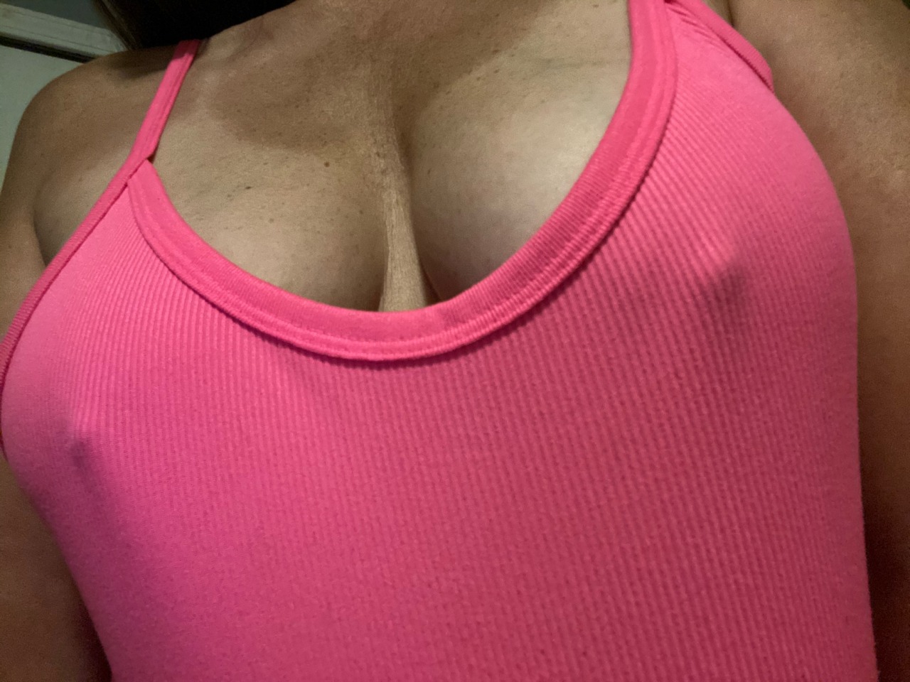 ladyinred420:Just my normal Tuesday cleavage and hard nips pic 😘😊