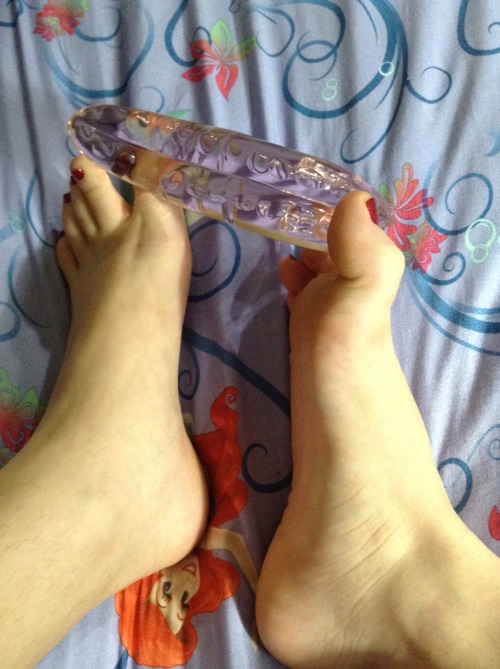 to-the-valley-of-dreams:Playing with my tentacle dildo! I thought it would look gorgeous on my feet 