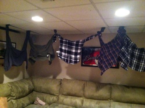 sinistercas:  cassgetoutofmyasss:  my sister and i decorated for the season 9 premier  i’m laUGHING SO HARD 