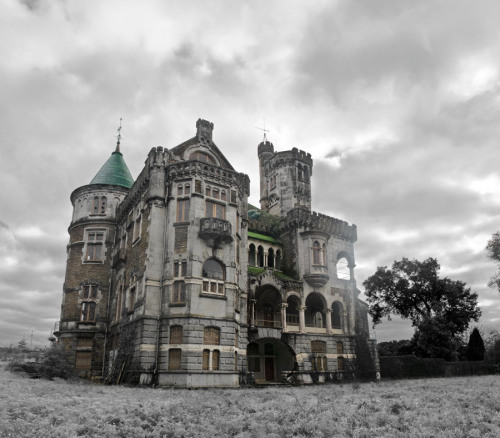 steampunktendencies:  Abandoned - The Castle of Dona Chica, Palmeira - Braga, Portugal  Photos: Ruin’arte 