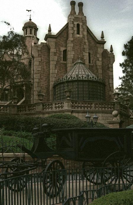 coisasdetere:  Old creepy mansion with black carriage in front. In Ireland the black