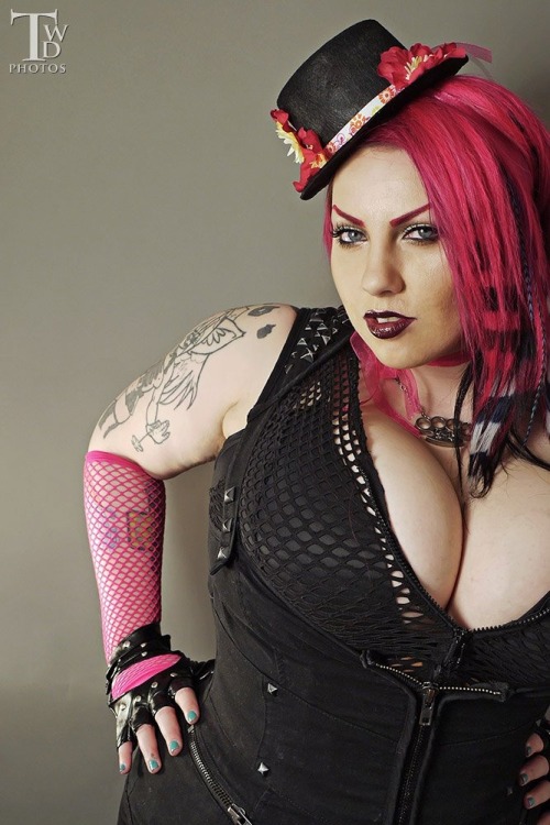 youraveragewhiteboy:  If you don’t already know about the gorgeousness of Amy Villainous, you’re missing out.