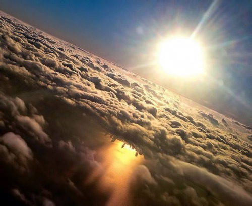 brokedownroadtrip: confessionsofacheapassnigga: sixpenceee: Chicago reflected in Lake Michigan from 