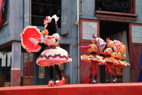 Minnie Mouse and crape girls on A Table is Waiting
