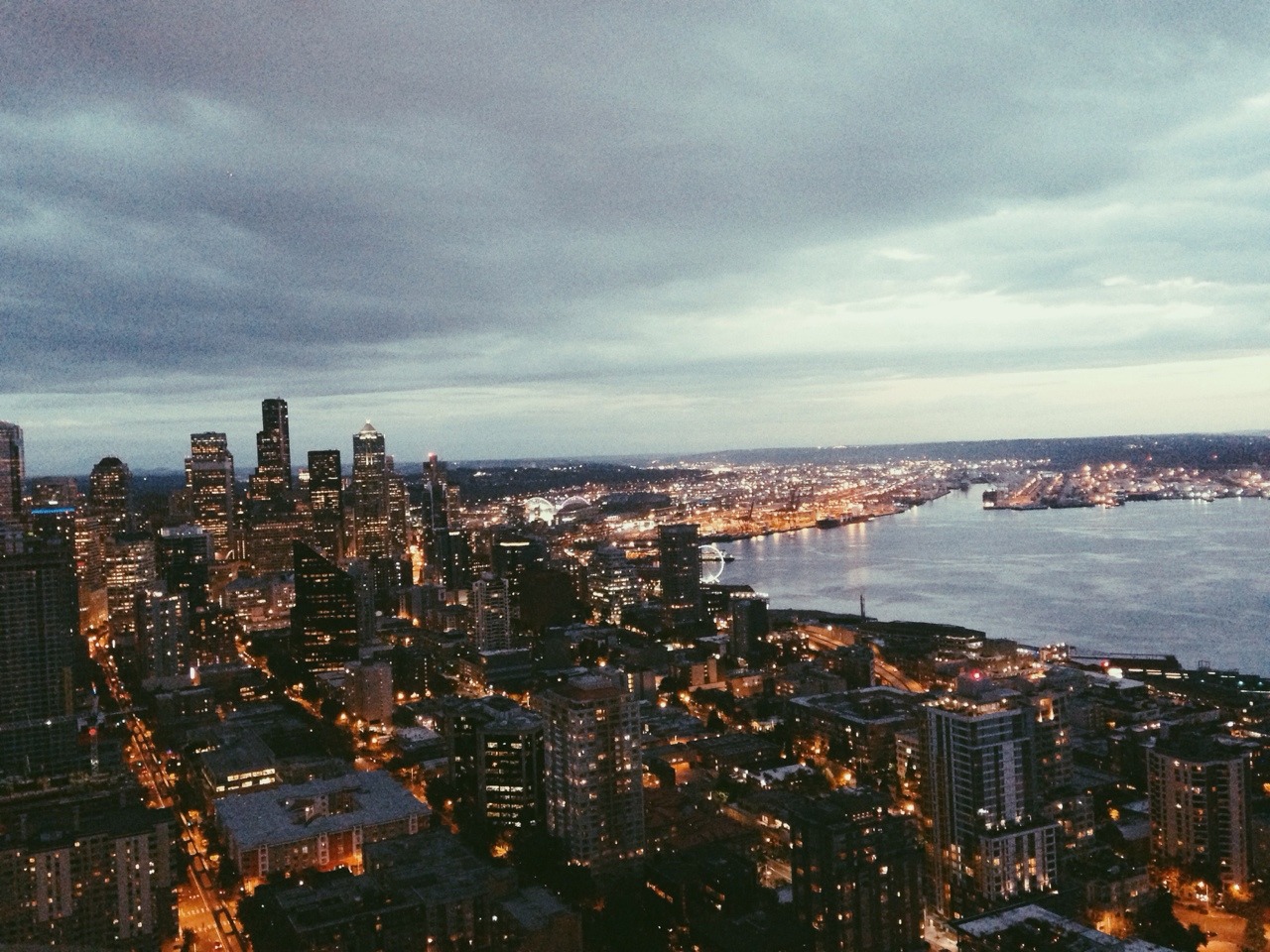 shonenposijumpxvx:   Seattle at sunset and dusk   I get to ride my bike in this city