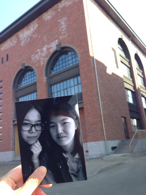 alloutorg: This is Xiao La and her girlfriend, Maizi. Xiao La has been taking this photo all over Ch