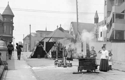 mostly-history:After the 1906 San Francisco Earthquake:Cooking in the streets of SanFrancisco.Bread 