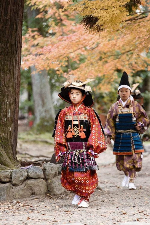 thekimonogallery:  Yoroikizomeshiki event at Kamigamo shrine, Kyoto, Japan 鎧着初　上賀茂神社.  These boys ar