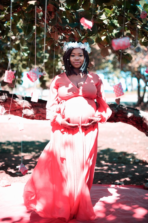 flowersundefiled:  My maternity shoot with Delton Barrett Photography.   I wanted to go for an ethereal, whimsical look and the photog did an awesome job bringing my ideas to life.  Instagram: @beaut_tee_ful_ Tumblr: @flowersundefiled