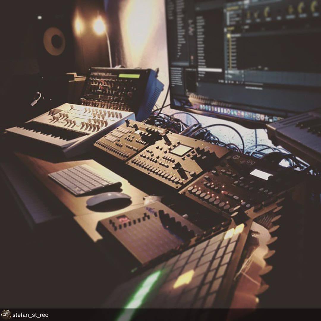 qtzmusic:  by @stefan_st_rec “Home is where a studio is :) #elektron #analogfour