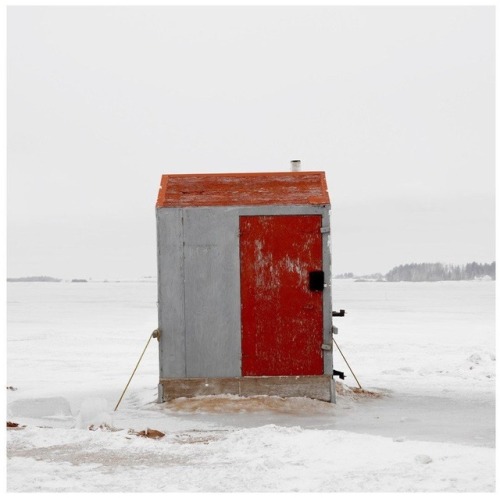 jeroenapers: Architectuur van de Canadese ijsvissershutjes in de fotoserie Ice Huts van Richard John