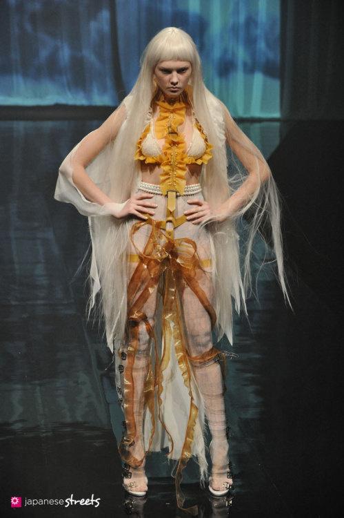 veiledvisage:  asylum-art:   Tokyo Fashion Week Spring 2014 Collections of Japanese     alice Auaa, design, yasutaka funakoshi alice auaa designs do not merely categorize duality, such as beauty and ugliness, and light and shadow, through a decadent