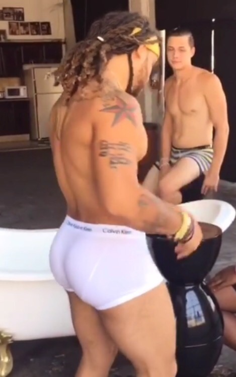 theslayprint:  freshesthe:  Sit on my face 😋   I can’t breathe…