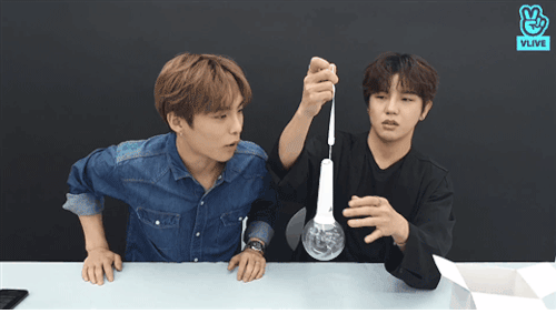 chaoticcassidy:Should we unbox the official light stick together? (•̀ᴗ•́)