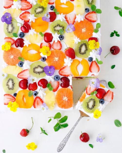 sweetoothgirl:Vanilla Sponge Cake with Fresh Fruit & Edible Flowers