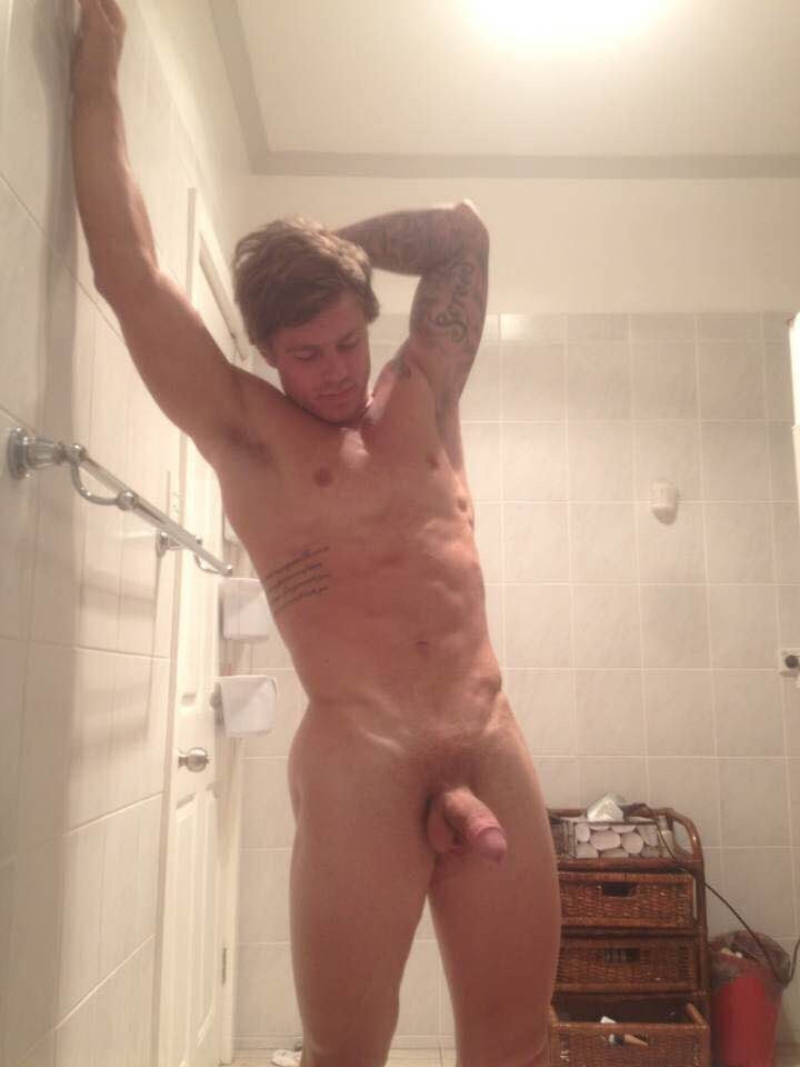 hotboyskin:  Luke the major hottie should be more careful with his nudes ;-) 