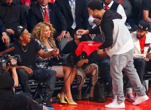 kaliforhnia:  LMAO DRAKE SERVING BEYONCE LEMONADE  