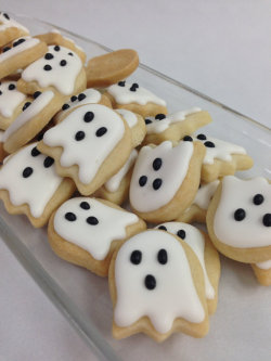 briskwinds:  ransnacked: halloween ghost sugar cookies | sugar and flour  Active Halloween / Autumn Blog. 