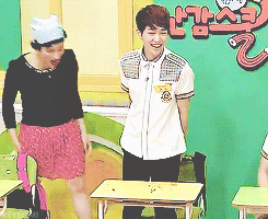 keyeomi:  Poor Jinki being groped (// ╥﹏╥//) 