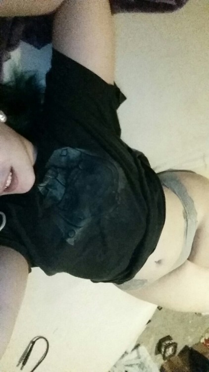 ticklemeviking:  Be my, be my, be my little rock'n'roll queen~