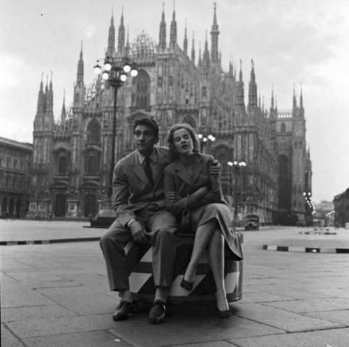 Walter Chiari and Antonella Lualdi  in Gli uomini che mascalzoni (1953)