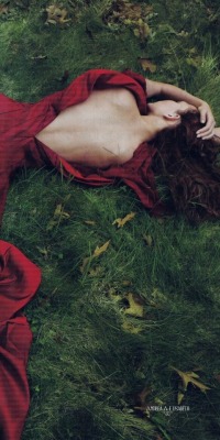 voyagevisuelle:‘Splendor in the Grass’ Karlie Kloss for Vogue by Annie Leibovitz ⚜ VoyageVisuel ⚜   