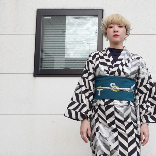 Sleek geometrical kimono by Modern Antenna, pairing arrow-like herringbone pattern, with an pattern 