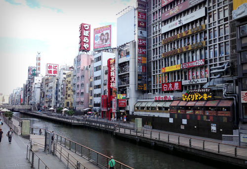 Aantal foto’s uit de stad Osaka en het dubieuze zijstraatje waar onze ryokan zich bevindt.