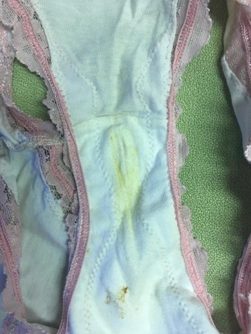 soixanteheuf: Pee, poop and pussy juice, they smell great