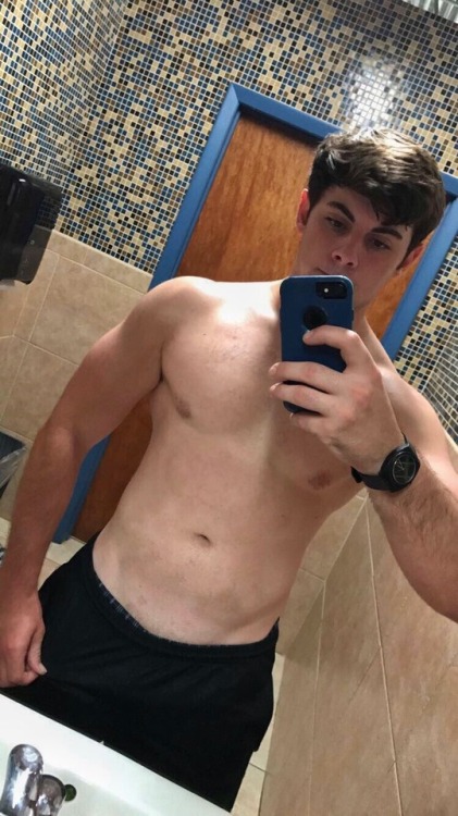 boycrazy1981:  Look at this perfect foot and my perfect new haircut losers. Your pathetic beta ass is sitting there wishing you could serve me and my feet 😏 @godmattx