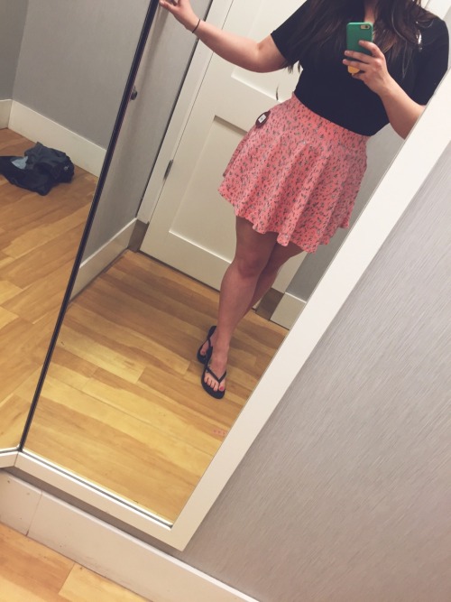 barefootwomen101: wvfootfetish: prettybabybunny: Retail therapy. I’m cute as fuck. Agreed!! Sexy fee