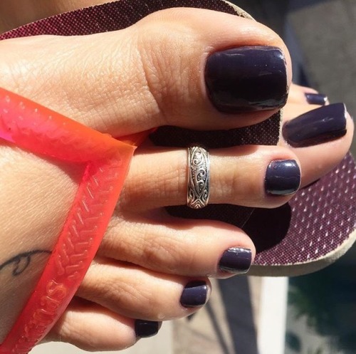lovestoesandsoles: I want some part of my body in between this girls toes.