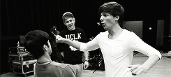 zaynmailks:  @Louis_Tomlinson love ya bro. ! 
