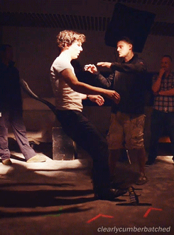clearlycumberbatched:  Benedict in a t-shirt practicing the fall in HLV ;D   That is so freaking cool.